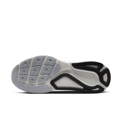Billedet viser undersiden af Nike Structure 26 Herre i White/Black-Bright Crimson-Photon Dust med en sål med lysegrå, hvide og sorte gummipartier, der er designet til at give et godt greb - ideelt til stabilt løb.