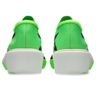 Et par ASICS Metaspeed Sky Tokyo unisex løbesko i Green Gecko/Black med tykke hvide såler, sorte detaljer og en tekstureret overdel - set bagfra og inspireret af det originale Metaspeed Sky Tokyo-design.