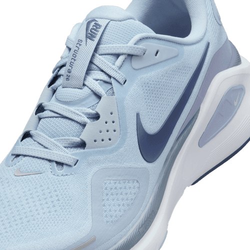 Nike Structure 26 Herre i Lt Armory Blue/Diffused Blue-Ashen Slate har en overdel i mesh, hvide snørebånd, blå detaljer på en hvid sål, mørkeblå swoosh og et "Structure 26"-mærke på tungen for stabilitet.