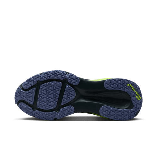 Et nærbillede af sålen på Nike Vomero 18 Gore-Tex (Herre, Seaweed/Barely Volt-Cannon-Volt) løbesko, der viser en mørkeblå og sort slidbane med struktureret greb og ordene PURE TRAIL 5 i gult på hælen.