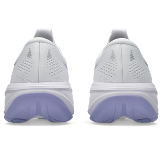 Et par hvid/blåblå ASICS Gel-Cumulus 28 dame-sneakers ses bagfra og viser perforerede hælpaneler og tykke lyslilla gummisåler.