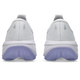 Et par hvid/blåblå ASICS Gel-Cumulus 28 dame-sneakers ses bagfra og viser perforerede hælpaneler og tykke lyslilla gummisåler.