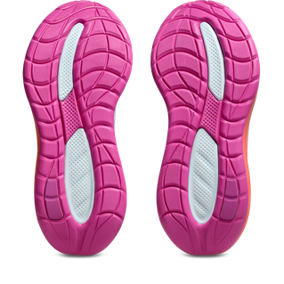 Billedet viser sålerne på to Asics Gel-Cumulus 28 Dame løbesko i Sky/Sun Coral med lyserød struktureret slidbane og lyseblå grebsektioner i midten.