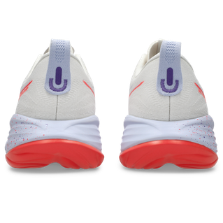 Et par Asics Gel-Cumulus 27 Tokyo løbesko herre i Cream/Edo Purple set bagfra, med hvid overdel, lilla trækflige, tykke hvide mellemsåler med røde prikker for stødabsorbering og røde ydersåler.