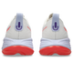 Et par Asics Gel-Cumulus 27 Tokyo løbesko herre i Cream/Edo Purple set bagfra, med hvid overdel, lilla trækflige, tykke hvide mellemsåler med røde prikker for stødabsorbering og røde ydersåler.