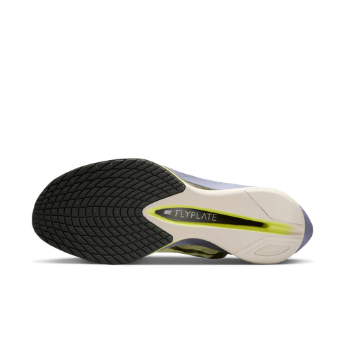 Billedet viser bunden af Nike Vaporfly Next% 4, Herre (Sea Glass/Sequoia-Ultralime-Phantom) med en sort tekstureret gummiydersål, hvid ZoomX-mellemsål, synlig FLYPLATE-label i svangen og en gulgrøn accent.