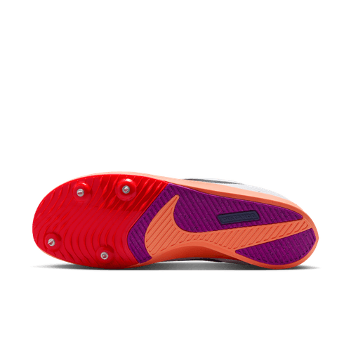 Nike Rival Distance (Unisex, White/Obsidian-Bright Crimson) har en levende sål med metalknopper og et fedt swoosh-design - perfekt til tempo- og intervaltræning.