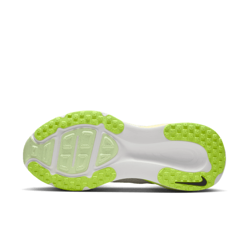 Billedet viser sålen på Nike Vomero 18 i White/Black-Volt-Barely Volt med lysegrønne teksturerede grebszoner og et Nike-logo nær hælen - et godt valg til komfortløbræning med sit grebsfokuserede mønster.