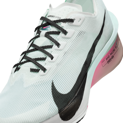 Et nærbillede af Nike Zoomx Vaporfly Next% 4 Dame i White/Black-Hyper Pink-Mint Foam med sorte snørebånd, en fed sort Swoosh, pink mellemsåler og avanceret ZoomX-støddæmpning. "Vaporfly" vises på tungen.