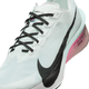 Et nærbillede af Nike Zoomx Vaporfly Next% 4 Dame i White/Black-Hyper Pink-Mint Foam med sorte snørebånd, en fed sort Swoosh, pink mellemsåler og avanceret ZoomX-støddæmpning. "Vaporfly" vises på tungen.
