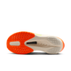 Billedet viser sålen på Nike Zoom Fly 6 Dame i Pale Ivory/Hyper Crimson med orange og off-white grebsmønstre og et FLYPLATE-mærke midt på foden, der henviser til den integrerede carbonplade, der giver ekstra fremdrift.