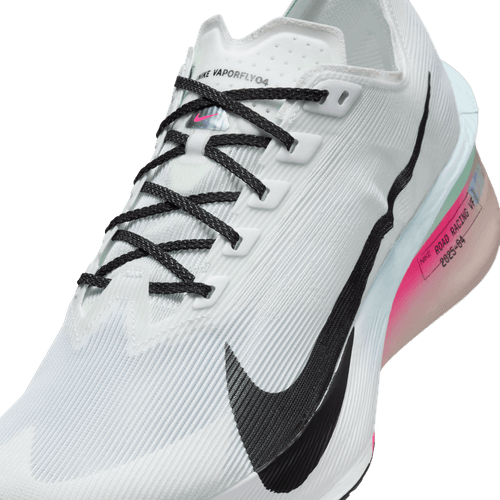 Et nærbillede af Nike ZoomX Vaporfly Next% 4 til mænd i White/Black-Hyper Pink-Mint Foam med sorte snørebånd, en fed swoosh, en lyserød til mintfarvet sål, ZoomX skum mellemsål, synlig carbonplade og trykte statistikker på siden.