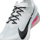 Et nærbillede af Nike ZoomX Vaporfly Next% 4 til mænd i White/Black-Hyper Pink-Mint Foam med sorte snørebånd, en fed swoosh, en lyserød til mintfarvet sål, ZoomX skum mellemsål, synlig carbonplade og trykte statistikker på siden.