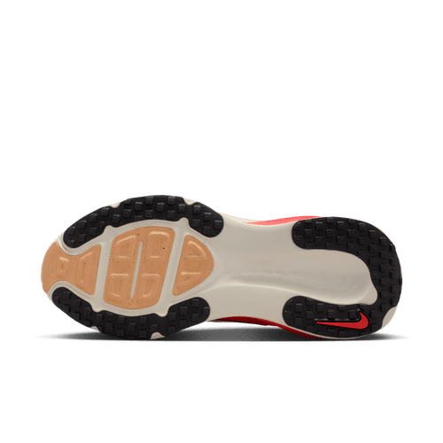 Billedet viser ydersålen på Nike Vomero 18 Dame i Hot Lava/Black-Chalk-Orange Pulse med maksimal dæmpning, beige, sort, røde gummisektioner, forskellige slidbanemønstre og en rød Swoosh ved hælen.