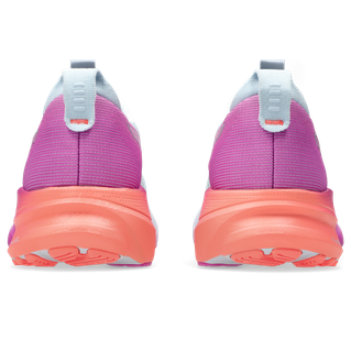 Bagfra ses Asics Gel-Kayano 32 Dame-sneakers i Sky/Digital Sakura med lilla overdel, lyseblå trækflige og tykke orange mellemsåler på en almindelig hvid baggrund.