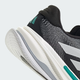 Nærbillede af hælen og siden på Adidas Supernova Prima 2, Herre i Core Black/Cloud White/Pure Teal, der viser den strukturerede overdel og den tykke, mønstrede hvide sål.
