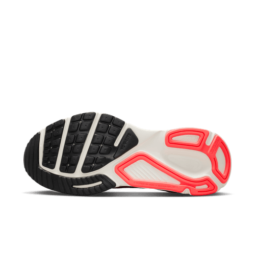 Billedet viser ydersålen på Nike Structure Plus Dame i Tattoo/Silver-Hot Lava-Black med sorte gummigrebzoner, hvide sektioner og knaldrøde accenter, der har en slidbane til trækkraft - ideel som stabil løbesko til kvinder.