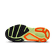 Billedet viser ydersålen på Nike Structure Plus Herre i White/Black-Pure Platinum-Volt med sort slidbane, en lysegrøn midtersektion, orange detaljer og et rillet mønster for ekstra stabilitet og greb.