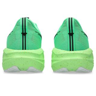 Bagside af ASICS Novablast 5 Dame løbesko i Vital Green/Black, med tykke spættede lysegrønne såler og sorte hælstriber. Stilfuld og let løbesko til aktive kvinder, vist på hvid baggrund.