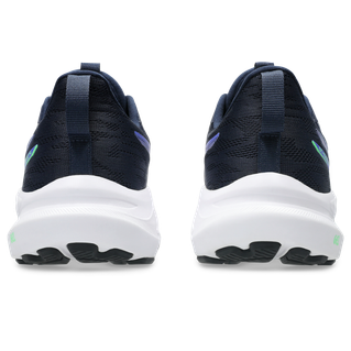 Et par Asics GT-1000 14 PS børnesko i Midnight/Vital Green med hvide såler, sorte gribemønstre, hæltrækstropper og grønne samt lilla detaljer-set bagfra.