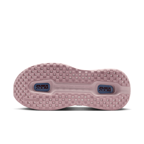 Billedet viser den lyserøde gummiydersål på Nike Vomero Premium Dame i Particle Rose/Burgundy Crush med et gittermønster og synlige Zoom Air-puder under hælen og forfoden. En almindelig hvid baggrund fremhæver skoens luksuriøse komfort.