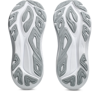 Et nærbillede af sålerne på to Asics Gt-2000 14 herre sneakers i Piedmont Grey/Pure Silver "Atc", der viser en hvid base med et gråt, bølgelignende slidbanemønster designet til optimal stabilitet løbesko.