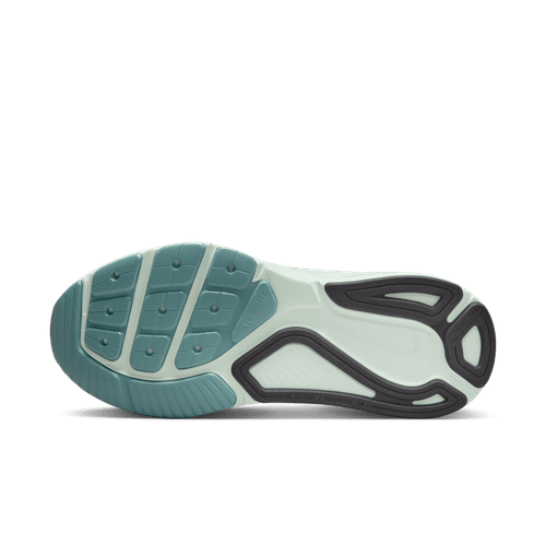 Billedet viser sålen på Nike Structure 26, Dame i White/Black-Barely Green-Mint Foam, med et lyseblåt struktureret greb og sort gummi for ekstra stabilitet og holdbarhed.