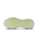 Billedet viser ydersålen på Nike Vomero Plus, Dame, Sail/Metallic Silver-Barely Volt. Den overvejende hvide sål har et gennemskinneligt lysegrønt gittermønster i midten, som giver et godt greb, med afrundede, strukturerede kanter.