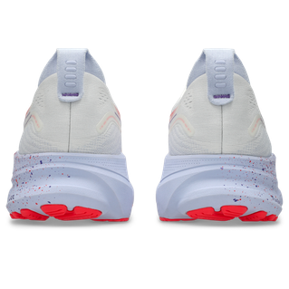 Et par Asics Gel-Kayano 32 Tokyo, Herre, Cream/Edo Purple løbesko set bagfra, med tykke lyseblå såler, røde detaljer, små lilla pletter og trækflige i hælen for øget stabilitet.