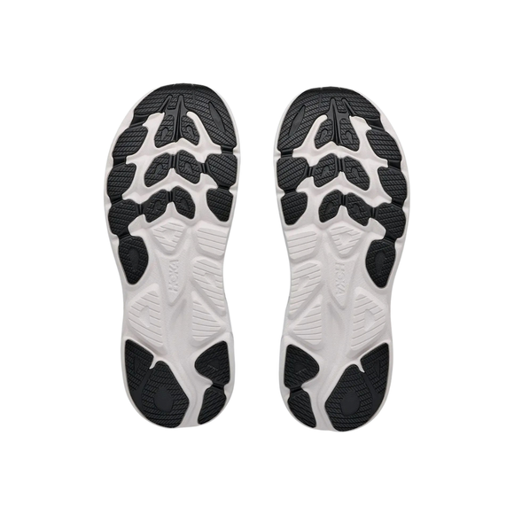 Her ses to såler fra Hoka Clifton 11 Herre (Frost/Black) side om side med et sort-hvidt mønster, der sikrer greb og støtte. Det neutrale løbesko-design giver komfort på hver eneste løbetur, og Hoka-logoet er synligt på hver sål.