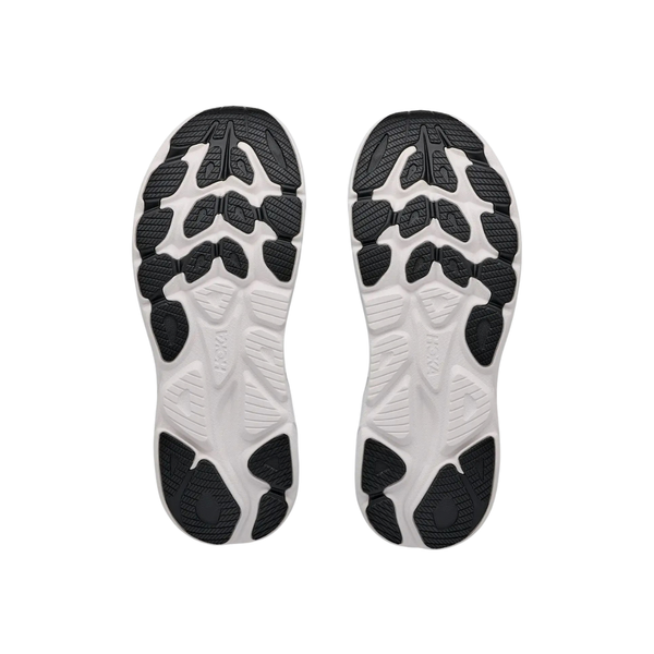 Her ses to såler fra Hoka Clifton 11 Herre (Frost/Black) side om side med et sort-hvidt mønster, der sikrer greb og støtte. Det neutrale løbesko-design giver komfort på hver eneste løbetur, og Hoka-logoet er synligt på hver sål.