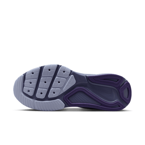 Billedet viser sålen på Nike Structure 26 Dame i Summit White/Wild Grape-Amethyst Tint, der har en mønstret slidbane med segmenterede riller og lilla accenter på en lysegrå bund, hvilket fremhæver dens stabilitetsfokuserede design.