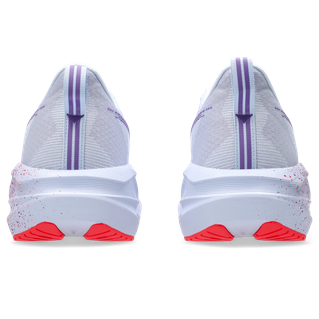 Bagsiden af Asics Novablast 5 Tokyo herre i Blue Fade/Edo Purple med en trækflig med lilla striber og polstrede FF BLAST PLUS ECO-mellemsåler.