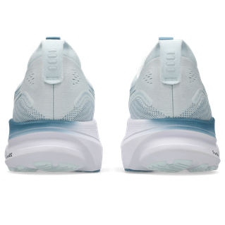 Et par Asics Gel-Kayano 32 løbesko til herrer i Arctic Blue/Pure Silver ses bagfra med tykke hvide såler og stofstropper på hælen for ekstra stabilitet-perfekte til din næste løbetur.