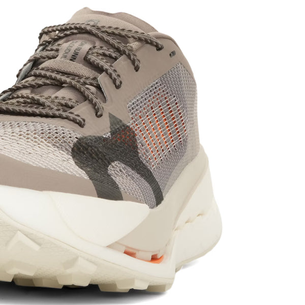 Nærbillede af On Cloudultra Pro herre trailsko i Cinder/Pearl med mesh og syntetiske overlejringer, synlige snørebånd og en off-white tekstureret sål, vist forfra og fra siden mod en hvid baggrund.