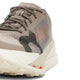 Nærbillede af On Cloudultra Pro herre trailsko i Cinder/Pearl med mesh og syntetiske overlejringer, synlige snørebånd og en off-white tekstureret sål, vist forfra og fra siden mod en hvid baggrund.
