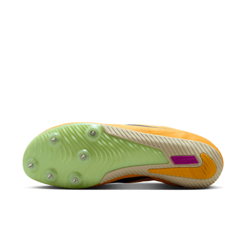 Billedet viser sålen på en Nike Zoom Rival Sprint herre atletiksko i Citron Pulse/Indigo Burst-Hyper Violet, som har en grøn og beige bund med seks metalknopper og en lilla rektangulær detalje nær hælen.