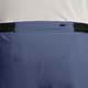 Nærbillede af den bageste linning på Nike AeroSwift 4In Brief-Lined Running Shorts til mænd i Diffused Blue/Black, der fremhæver en vandret lynlåslomme med sort træk mod en hvid perforeret stofbaggrund.