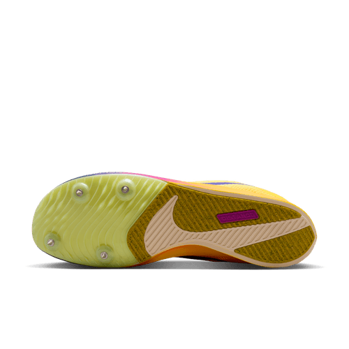 Billedet viser undersiden af Nike Zoom Rival Distance, Herre i Citron Pulse/Indigo Burst-Hyper Violet med tre metalspikes, en struktureret sål og et stort hvidt Swoosh-logo.