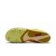 Billedet viser undersiden af Nike Zoom Rival Distance, Herre i Citron Pulse/Indigo Burst-Hyper Violet med tre metalspikes, en struktureret sål og et stort hvidt Swoosh-logo.