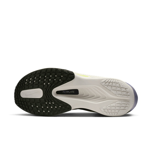 Billedet viser sålen på Nike Zoom Fly 6 Herre i Sea Glass/Sequoia-Ultralime-Phantom med sort tekstureret greb på tåen og hælen, en hvid FLYPLATE-midtersektion og en responsiv mellemsål med en lilla accent bagpå.