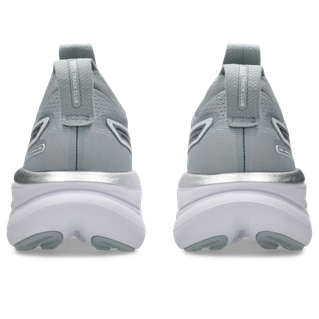 Et par Asics Gel-Nimbus 28, Herre, Piedmont Grey/Pure Silver "Atc" løbesko set bagfra med tykke hvide såler, sølvfarvede detaljer og trækflige på hælen.