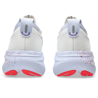 Asics Gel-Nimbus 27 Tokyo løbesko herre i Cream/Edo Purple set bagfra med små detaljer, rød sål og blå/røde prikker ved hælen, samt avanceret stødabsorbering.