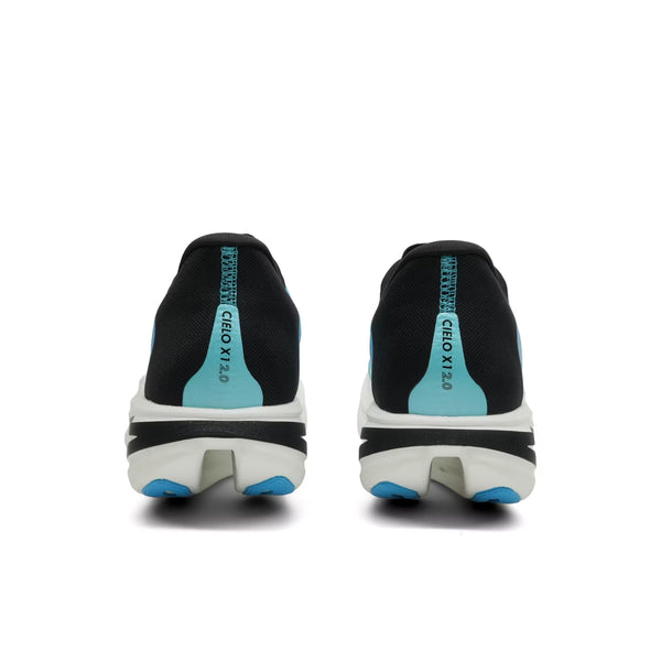 Et par Hoka Cielo X1 2.0 unisex konkurrencesko i Skyward Blue/Cielo Blue, set bagfra, med "CIELO X1 2.0" trykt lodret på hælkappen og hvide såler med blå detaljer.