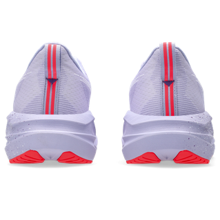 Bagfra ses et par Asics Novablast 5 Tokyo damesko i Vapor/Edo Purple med tykke FF BLAST PLUS ECO-såler, røde og blå trækflige og røde greb på hælen.