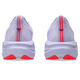 Bagfra ses et par Asics Novablast 5 Tokyo damesko i Vapor/Edo Purple med tykke FF BLAST PLUS ECO-såler, røde og blå trækflige og røde greb på hælen.