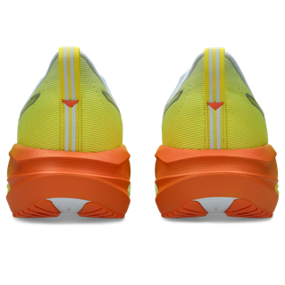 Bagfra ses ASICS Novablast 5 Herre løbesko i Sky/Lemon Spark med gul overdel, orange mellemsål og hvid ydersål med lodrette gule striber og røde detaljer på hælen, som giver et stilfuldt performance-look.