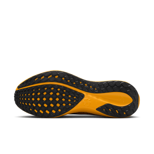 Billedet viser undersiden af Nike Pegasus 41, Herre (University Gold/Black-Soft Yellow) med en sort gummiydersål med trekantede og sekskantede knopper og synlige gule ReactX-mellemsåler gennem udskæringer.