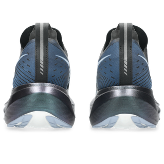 Bagfra ses et par sorte og hvide Asics Megablast unisex-sko med hvide såler, FF TURBO SQUARED-skum for maksimal rebound, detaljerede hæle, trækflige og små refleksstriber på hver sko.