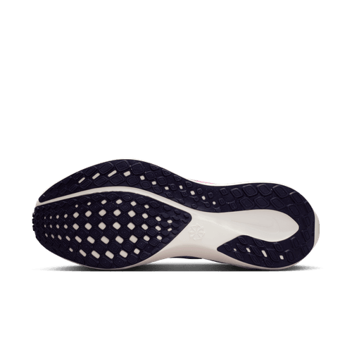 Billedet viser ydersålen på Nike Pegasus 41 Dame i Violet Mist/Purple Dynasty-Bright Violet med en hvid mellemsål og en sort gummisål med et diamantformet grebsmønster. Sålen vender op mod en almindelig hvid baggrund.